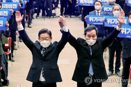 이재명 더불어민주당 대선 후보와 국가비전·국민통합위원회 공동위원장인 이낙연 전 대표가 5일 광주시 서구 김대중컨벤션센터에서 열린 국가비전·국민통합위원회 광주비전회의에서 인사하고 있다. 연합뉴스